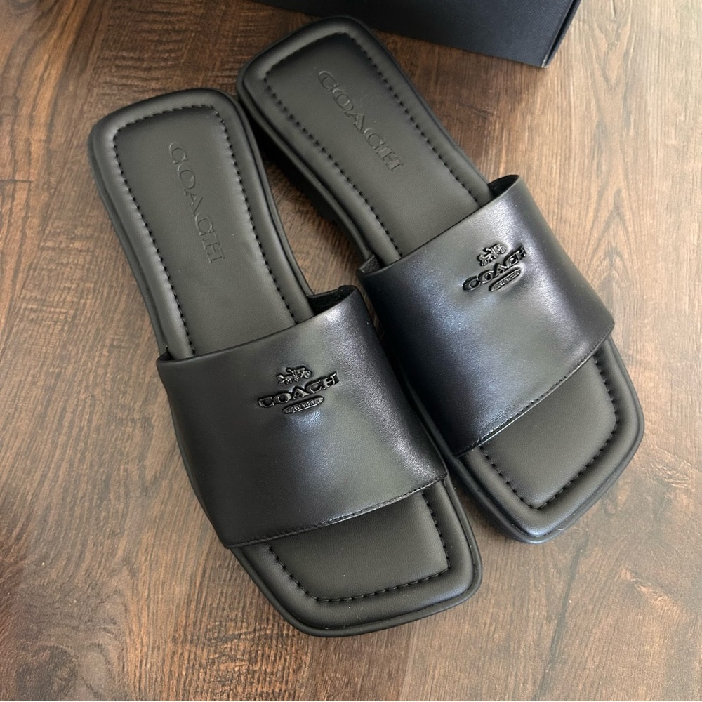 New in box! Coach Fiona Leather chunky Sandals size 6